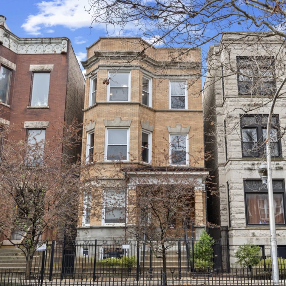 915 W Newport Avenue, a three-unit mixed-use building in Wrigleyville, Chicago